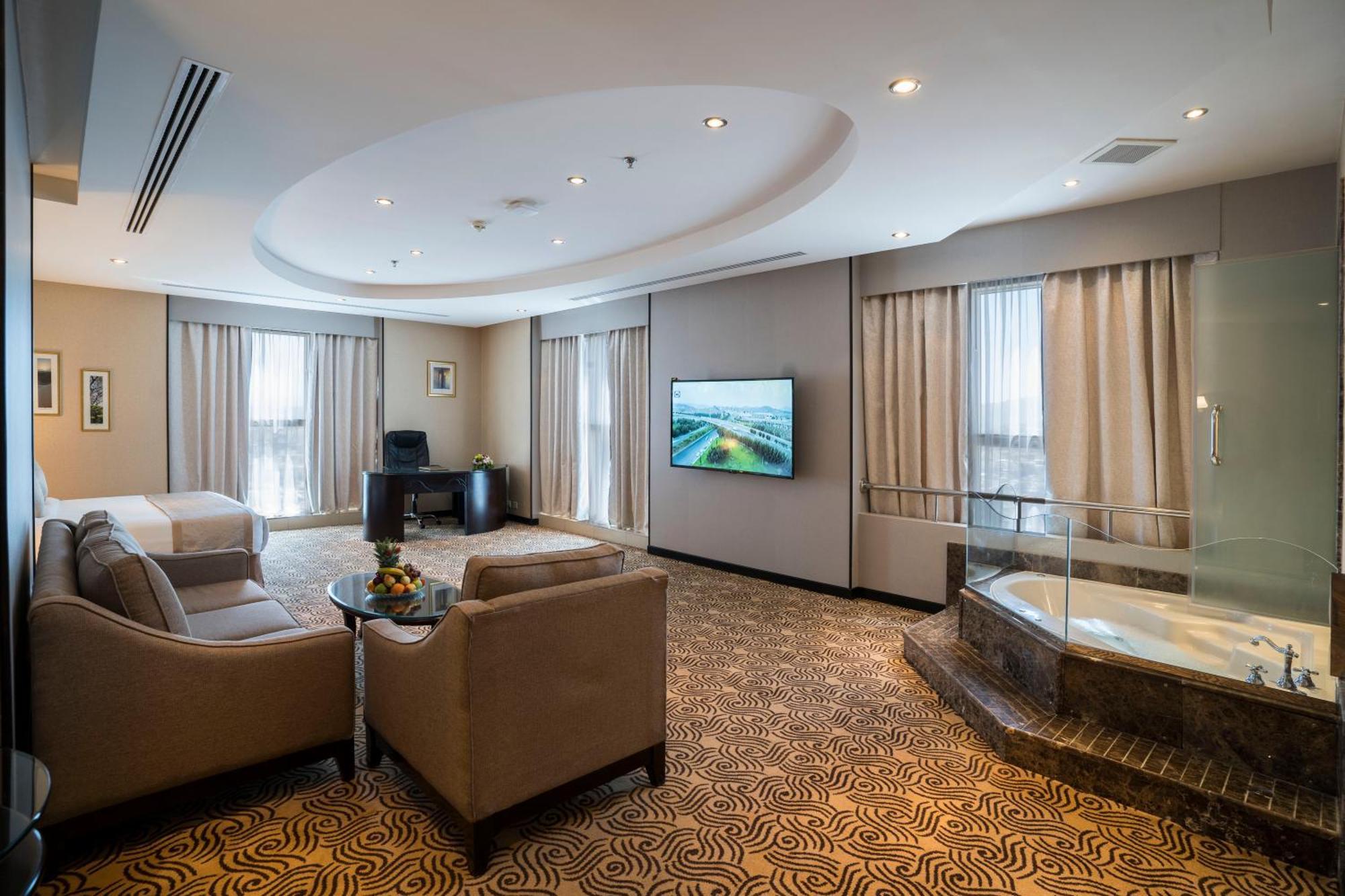 Awaliv International Hotel Ет-Таїф Номер фото A suite at the hotel