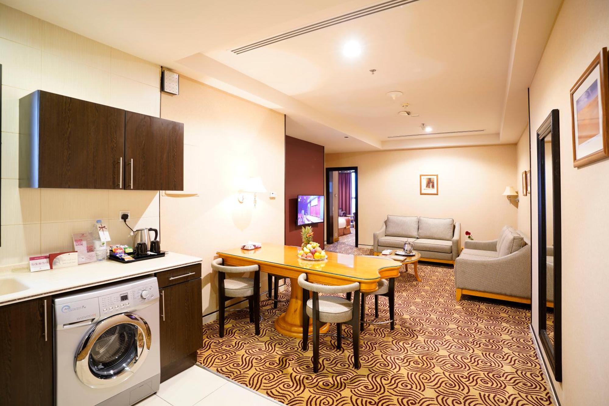 Awaliv International Hotel Ет-Таїф Номер фото A suite at the hotel