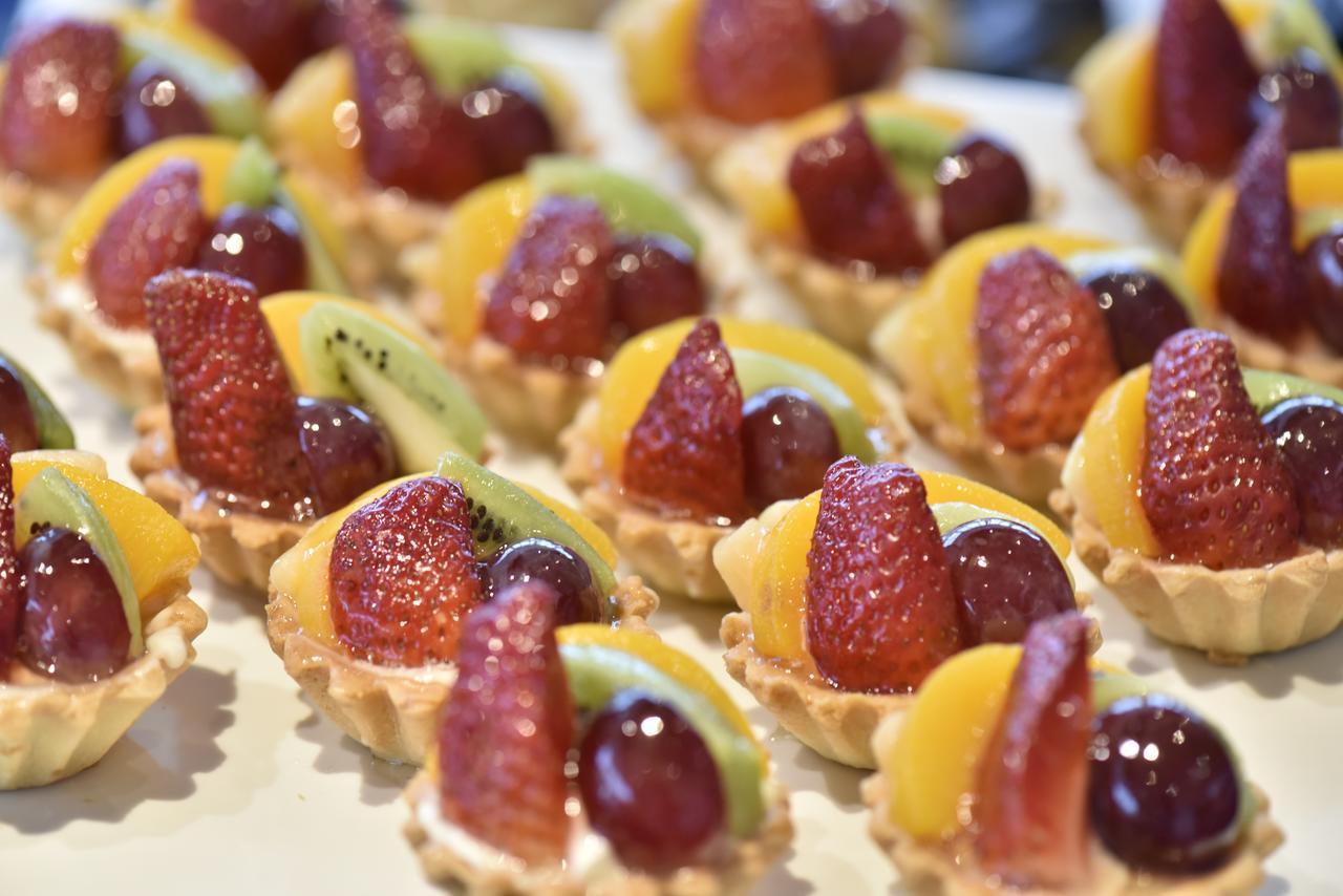Awaliv International Hotel Ет-Таїф Екстер'єр фото Fruit tartlets